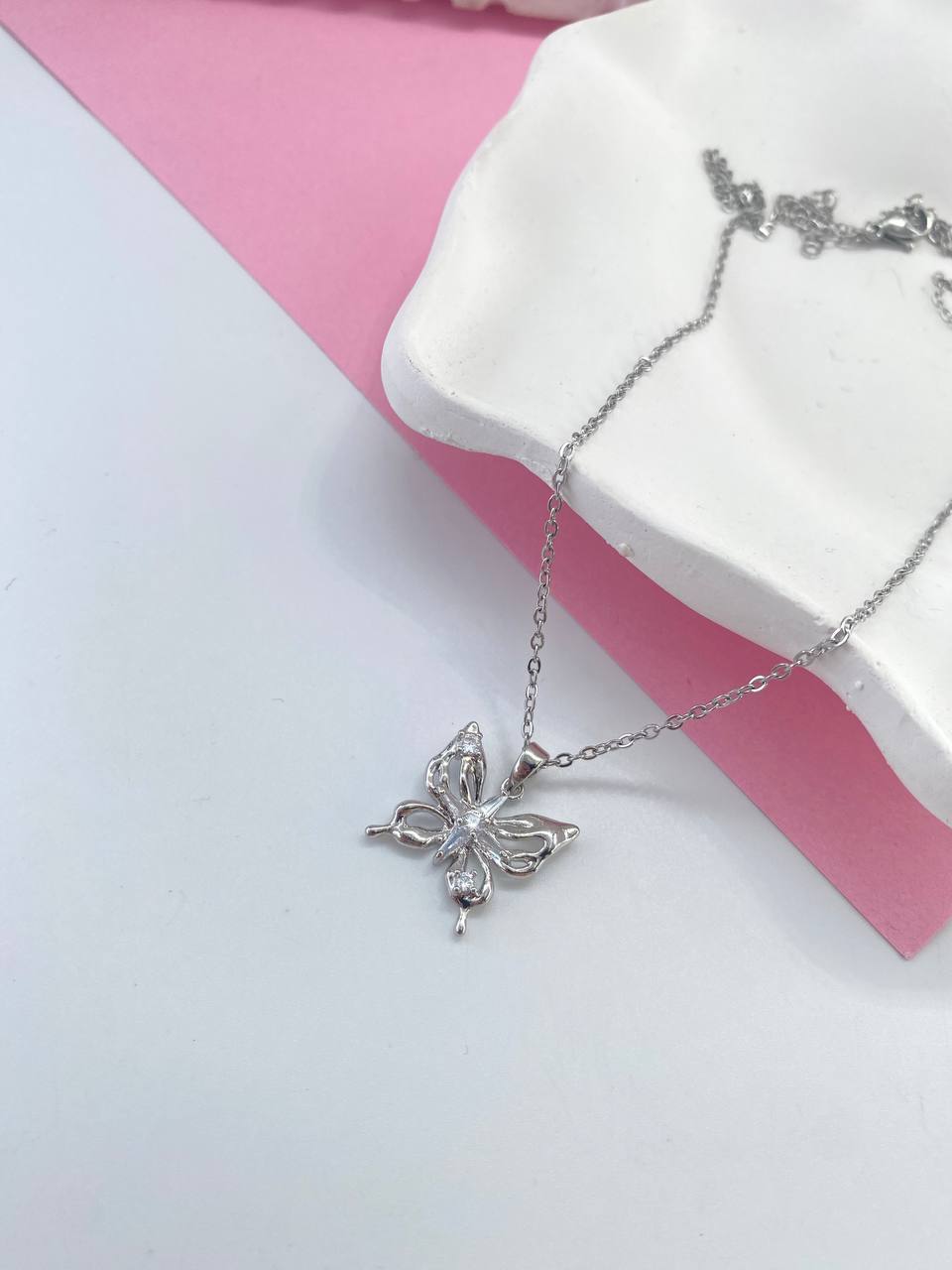 🦋 گردنبند زنانه طرح پروانه نگین‌دار – نقره‌ای براق کد۱۰۸