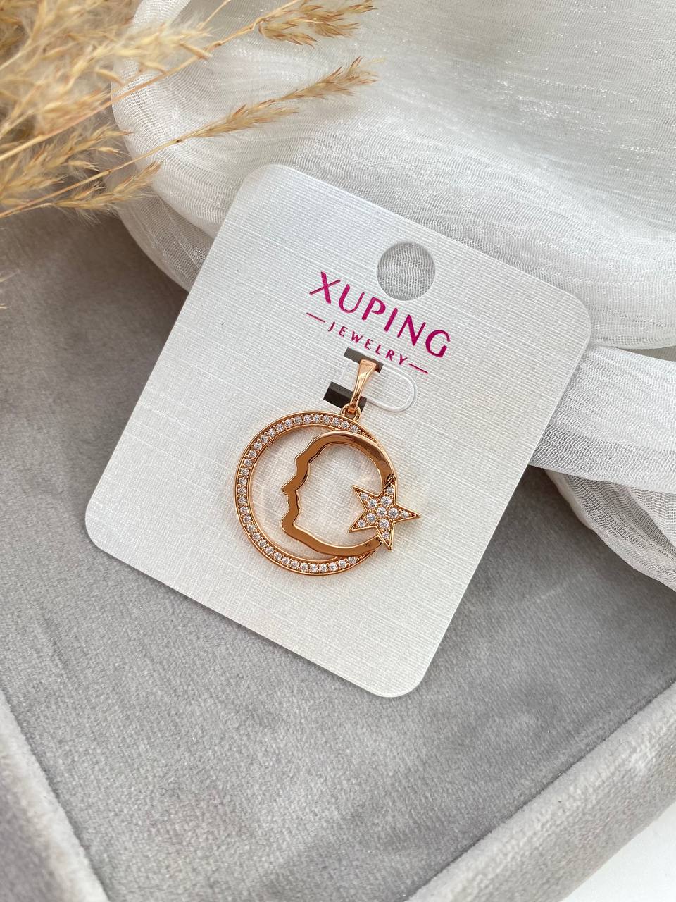 پلاک زنانه Xuping طرح ماه، چهره و ستاره نگین‌دار کد۱۰۸