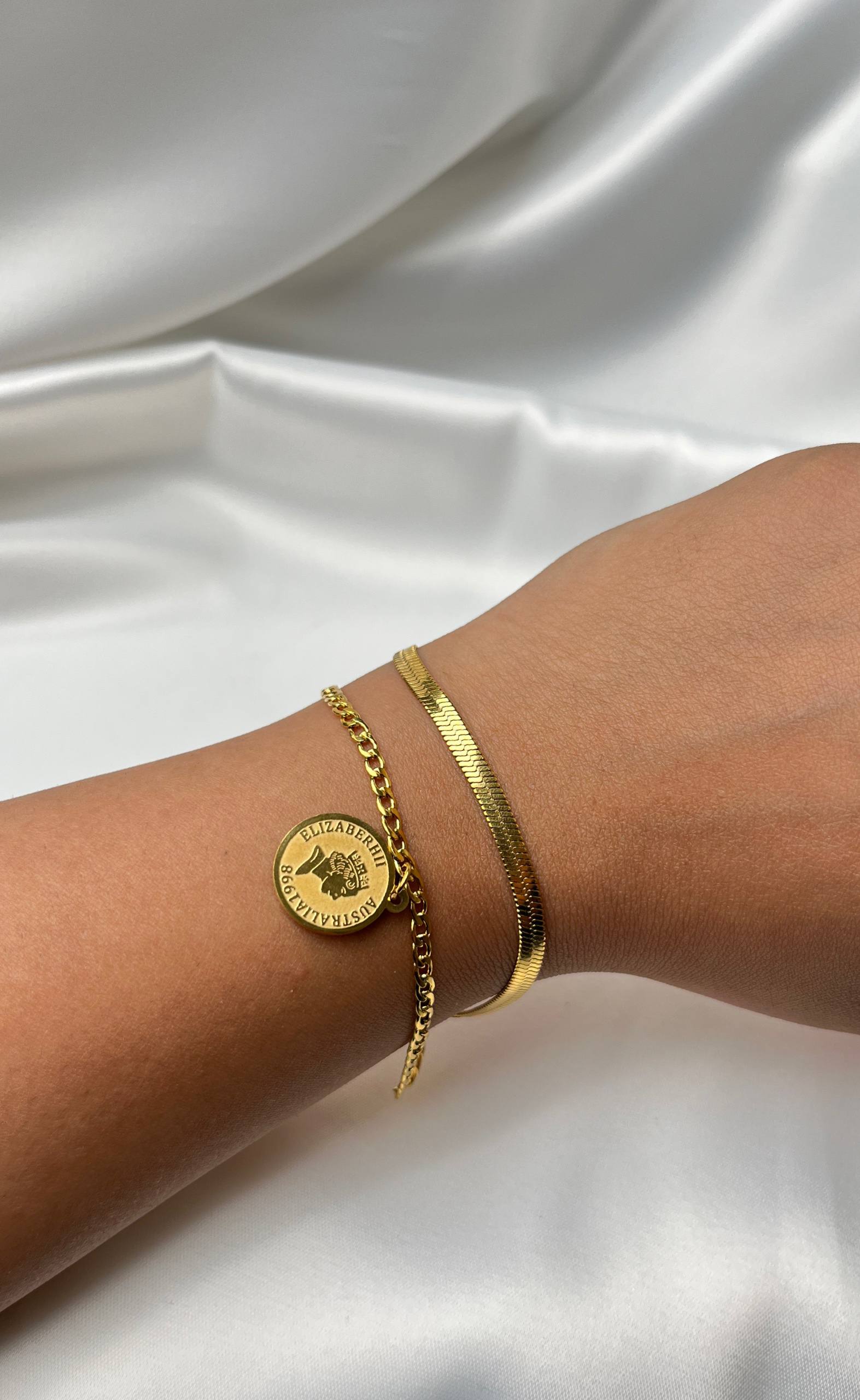 دستبند دولاین الیزابت زنانه (طلایی/نقره‌ای) طرح سکه  کد 100