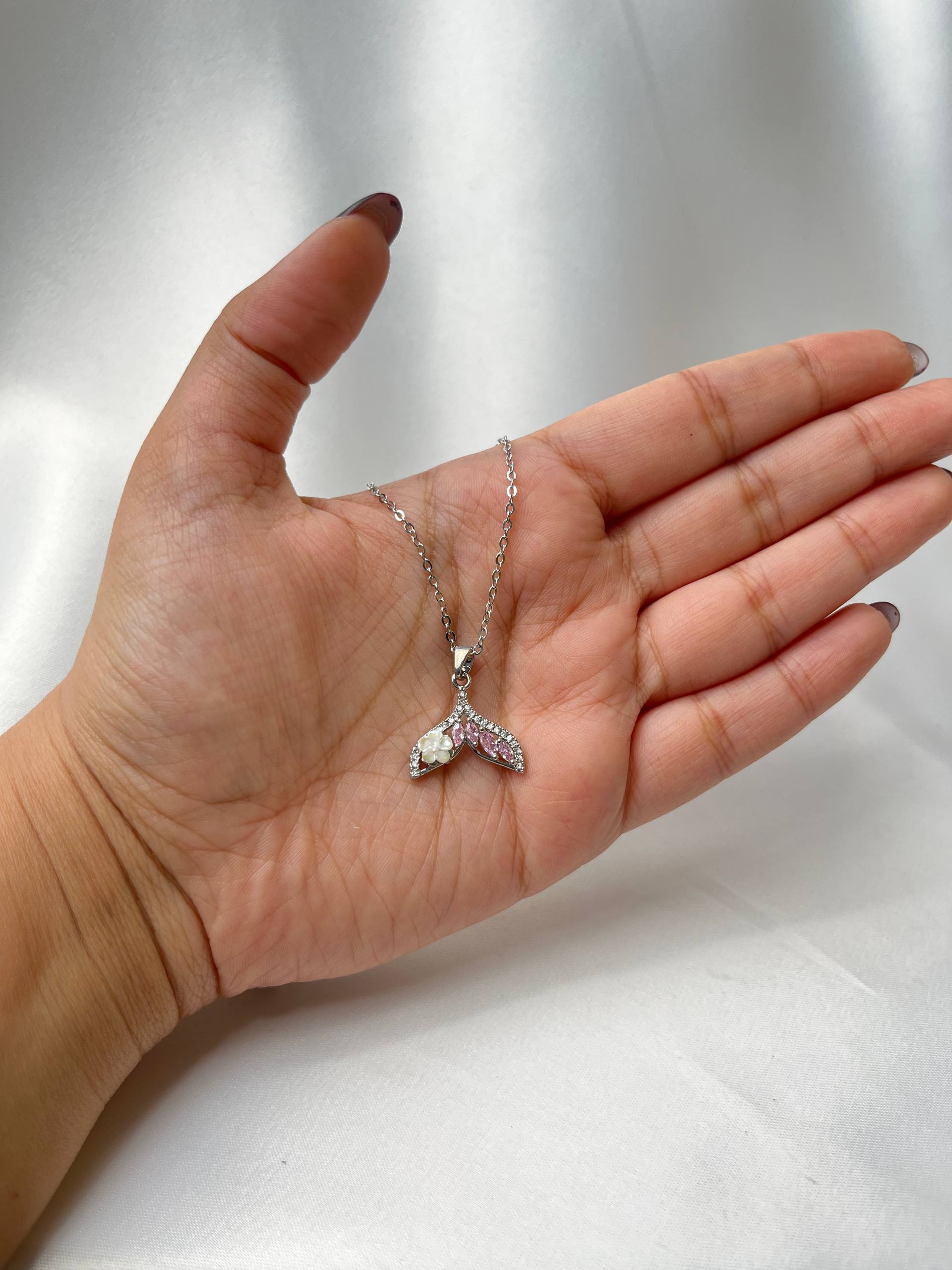 گردنبند طرح دُم نهنگ با نگین و زنجیر استیل زنانه شیک کد99