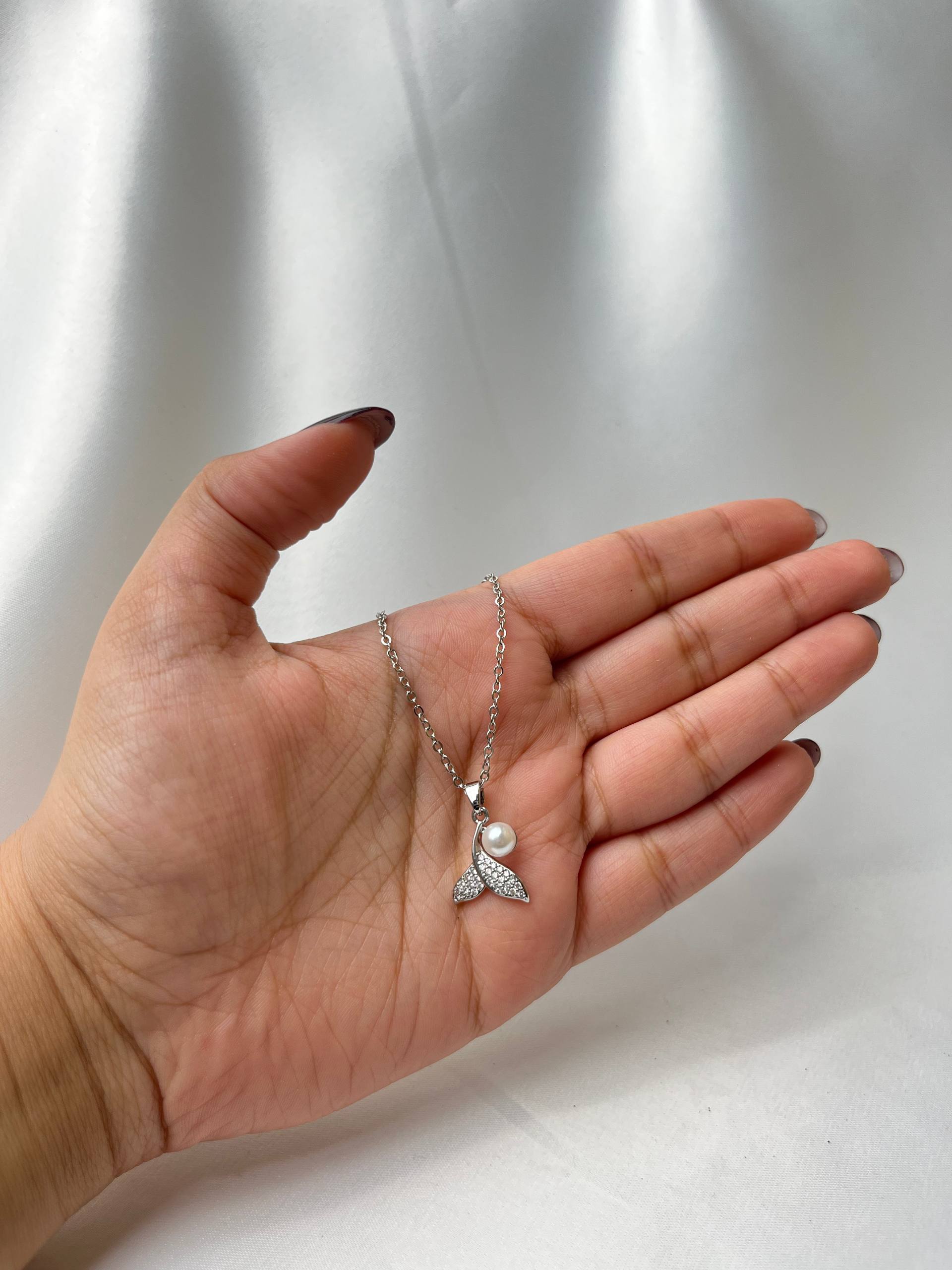 گردنبند طرح دُم نهنگ زنانه با نگین کد99