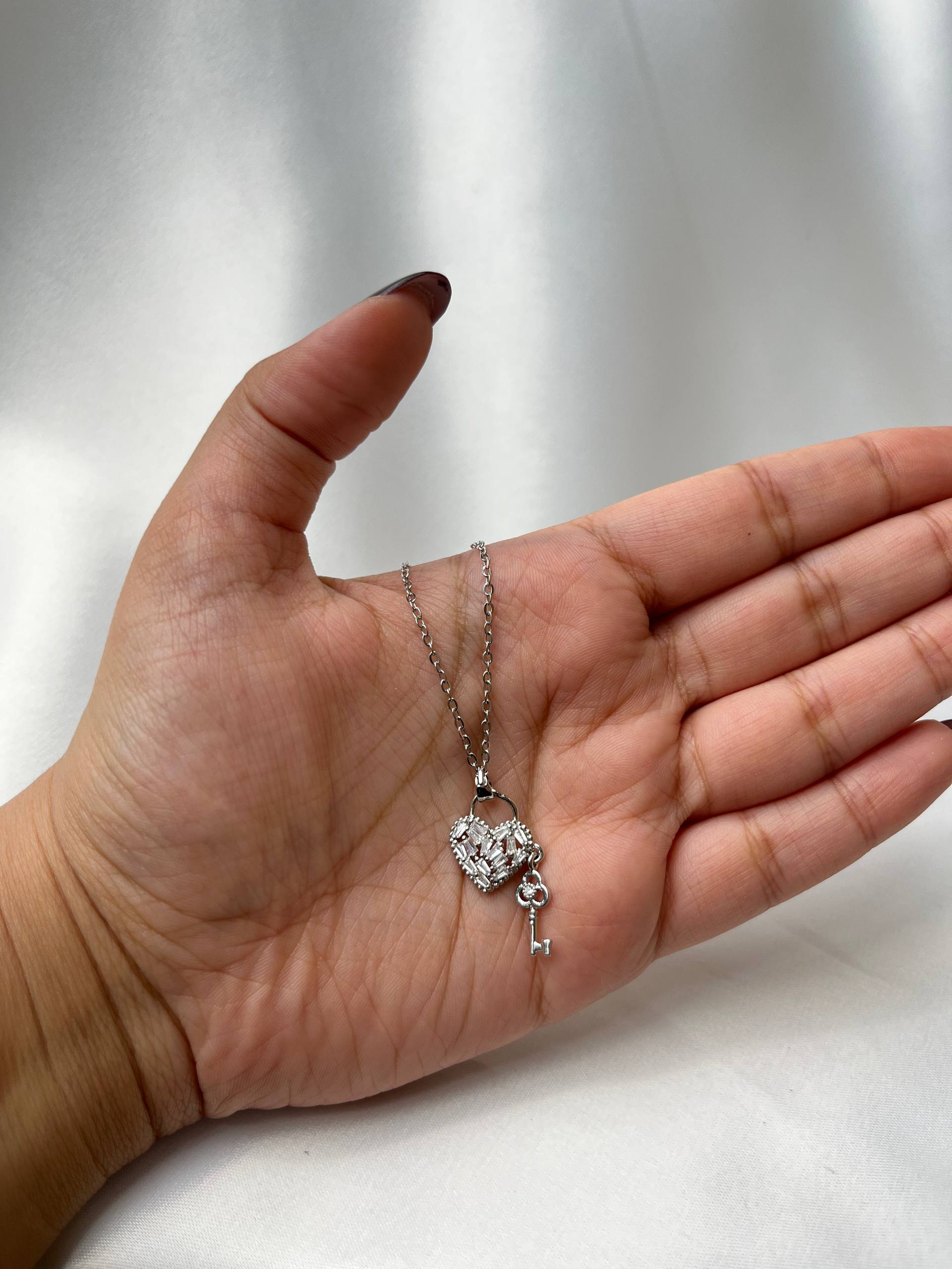 گردنبند قلب و کلید استیل — ظریف، براق و مناسب هدیه