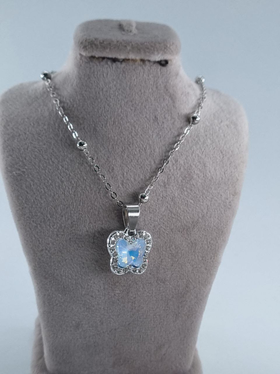 گردنبند پروانه کریستالی طرح ون‌کلیف نقره‌ای – کد ۴۲